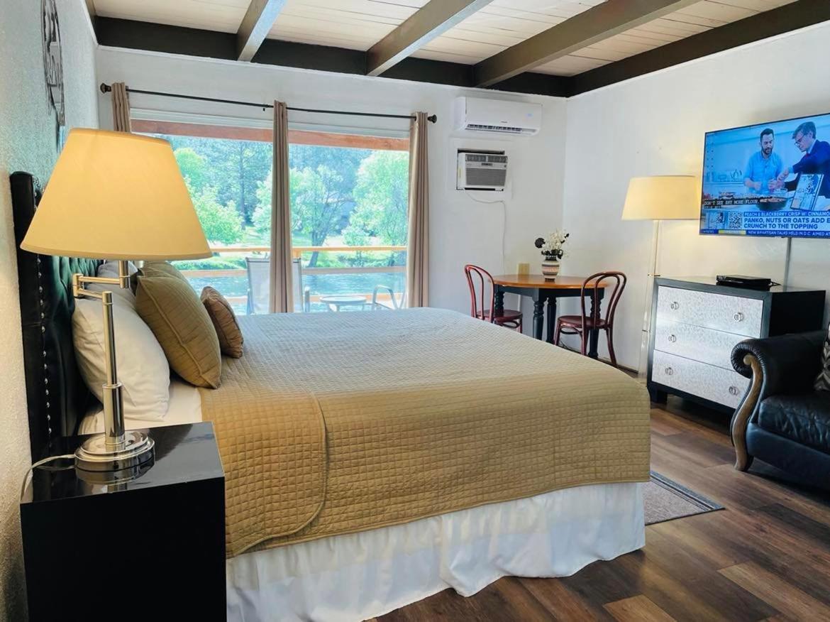 Riverfront Lodging Shady Cove Ngoại thất bức ảnh