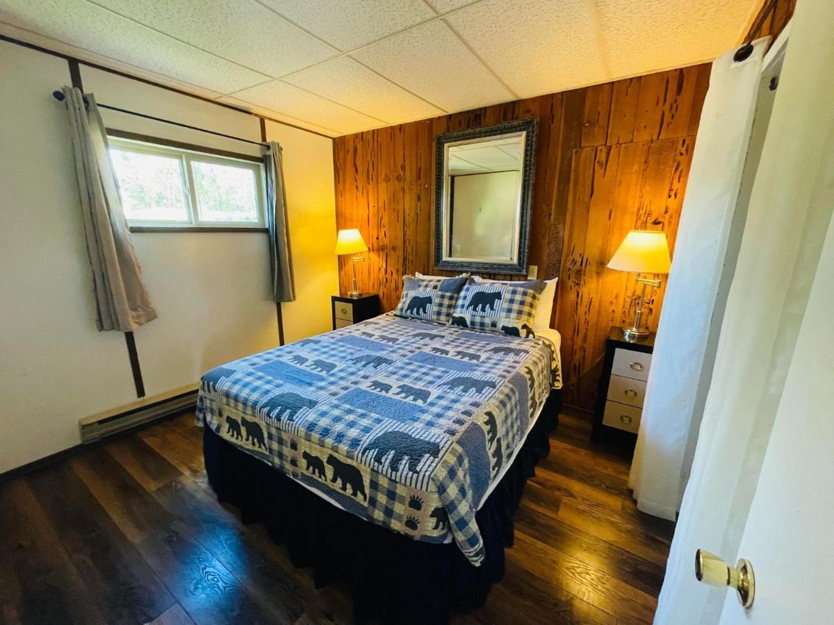 Riverfront Lodging Shady Cove Ngoại thất bức ảnh
